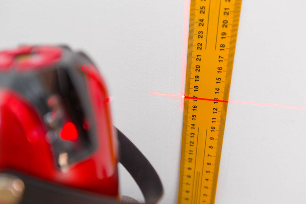 Laser level measuring tool - Фото, изображение