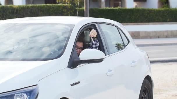 Szczęśliwa kobieta Wyświetlono klucz z nowego samochodu na zewnątrz. - Materiał filmowy, wideo