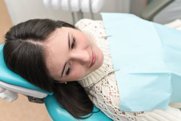 Жінка в кабінеті стоматолога
 - Фото, зображення