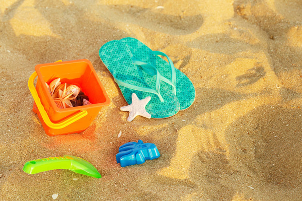 Верхний вид песчаного пляжа с летними аксессуарами
 - Фото, изображение
