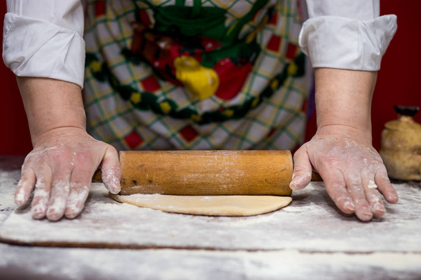 女性のパン屋手練り、麺棒でパンを作るをクローズ アップ。調理プロセスの概念 - 写真・画像