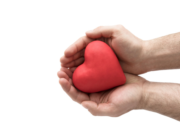 Κόκκινη καρδιά στα χέρια του ανθρώπου. Ασφάλιση υγείας ή έννοια αγάπης  - Φωτογραφία, εικόνα
