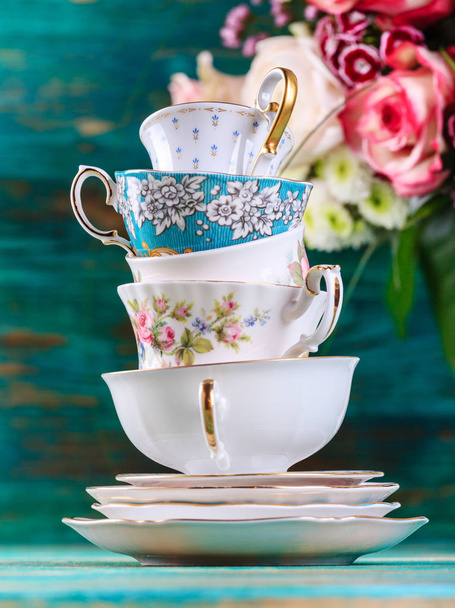 美しいぼろぼろのシックなアンティークのカップ - 写真・画像