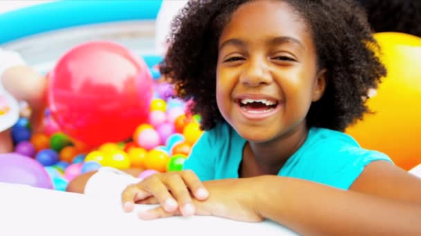 Szép etnikai lány élvező gyermekkori játék - Felvétel, videó