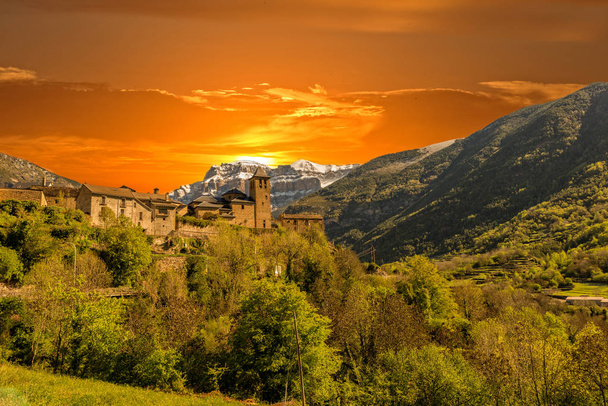 Coucher de soleil dans le parc naturel d'Ordesa, Huesca
 - Photo, image