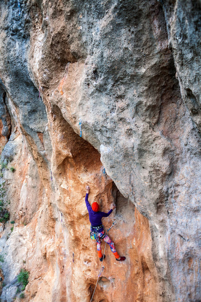 Um alpinista numa rocha
. - Foto, Imagem