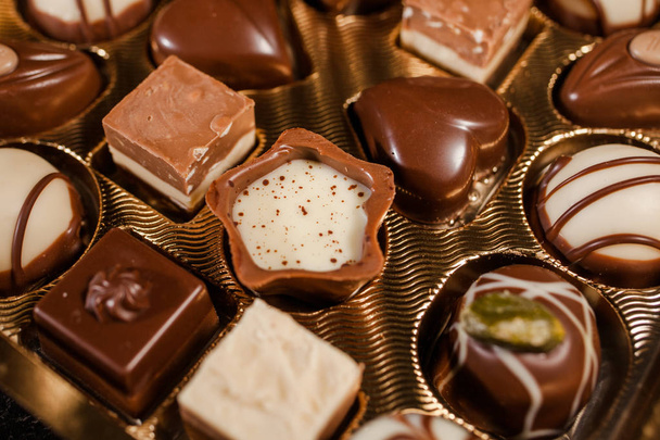 kutu çikolata çikolata, beyaz, koyu ve sütlü çikolata, dizi - Fotoğraf, Görsel