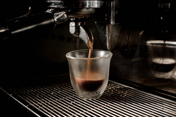 Ömlött, friss és illatos szakmai modern kávéfőző  - Fotó, kép