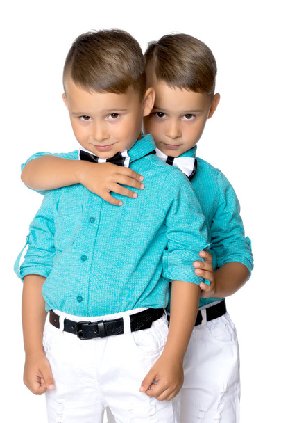 Twee triest Gemini-jongens - Foto, afbeelding