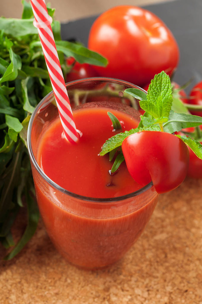 Tomato juice and fresh tomatoes - Fotoğraf, Görsel