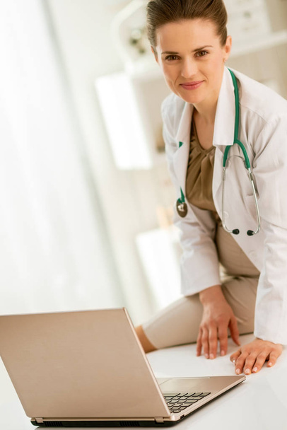 Doctor woman with laptop in office - Foto, Imagen