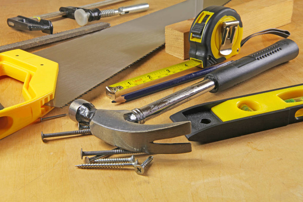 Herramientas de carpintería Un banco de carpinteros con varias herramientas
 - Foto, imagen