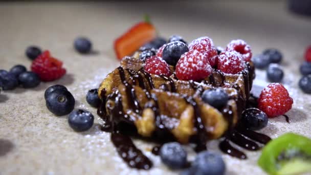 Delicious holiday wafers with raspberries and blueberries / waffles with berries and sweet powder - Filmagem, Vídeo