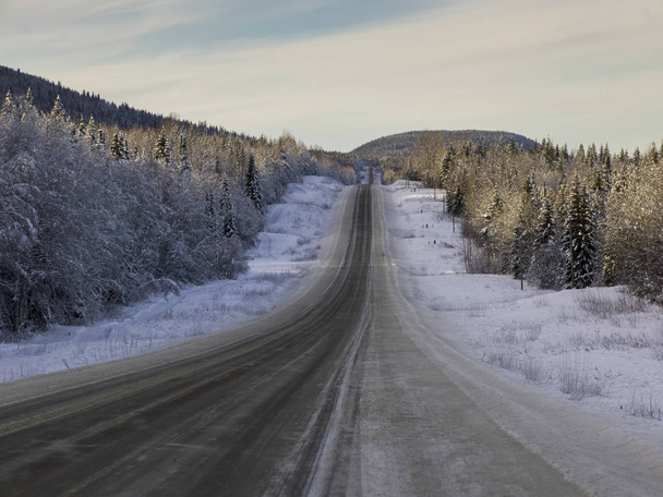 Vue de la route traversant le paysage enneigé, district régional de Fraser-Fort George, route 16, route Yellowhead, Colombie-Britannique, Canada
 - Photo, image