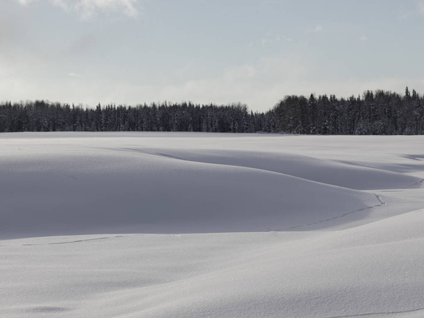 Dérives de neige sur un lac gelé, Summit Lake, Colombie-Britannique Highway 97, Colombie-Britannique, Canada
 - Photo, image