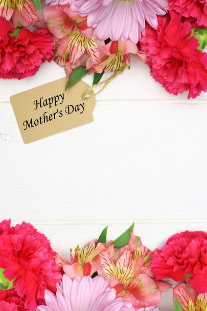 Etiqueta regalo del día de la madre feliz con doble borde de flores rosadas sobre un fondo de madera blanca
  - Foto, imagen