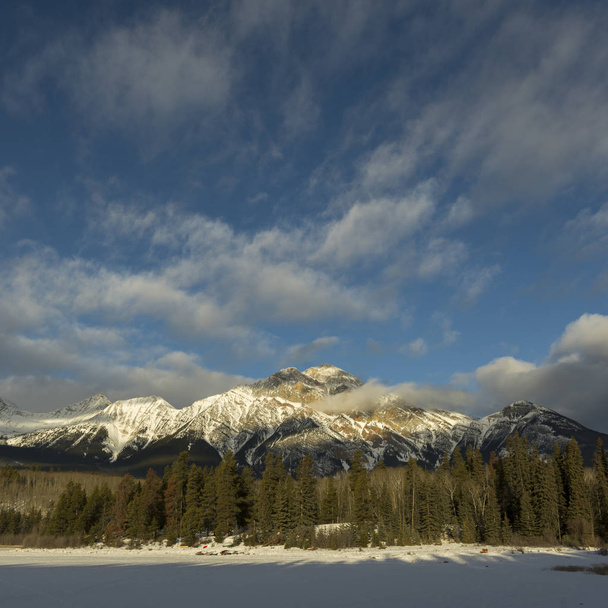 ピラミッド湖、高速道路 16、ジャスパー、アルバータ州ジャスパー国立公園、カナダ、背景の山脈と湖の凍結 - 写真・画像