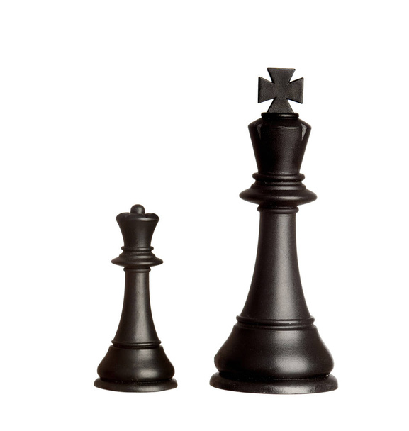 Μεγάλο μαύρο βασιλιά και βασίλισσα μικρά κομμάτια σκακιού απομονώνονται σε λευκό φόντο - Φωτογραφία, εικόνα