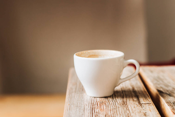 xícara branca de café na mesa de madeira  - Foto, Imagem