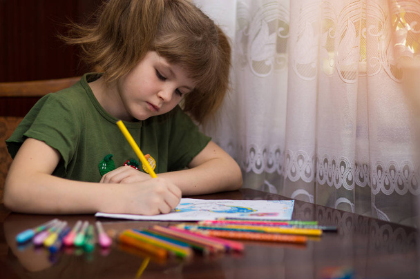 Χαριτωμένο μικρό παιδί κορίτσι αντλώντας από τα πολύχρωμα μολύβια. έννοια χόμπι παιδιά ή παιδική ηλικία, χαρούμενη ζωή - Φωτογραφία, εικόνα