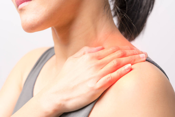 Крупный план женщин боль в шее и плече / травма с красными выделениями на области боли с белым фоном, здравоохранение и медицинская концепция
 - Фото, изображение