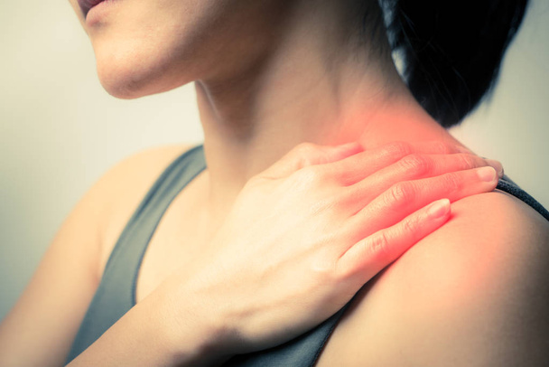 Closeup ženy krku a ramen bolesti/poranění s červené zvýraznění na oblast bolesti s bílým pozadím, zdravotní péči a lékařské koncept - Fotografie, Obrázek