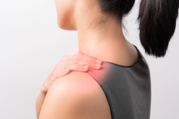 Nahaufnahme Frauen Nacken- und Schulterschmerzen / Verletzungen mit roten Akzenten auf Schmerzbereich mit weißem Hintergrund, Gesundheitswesen und medizinisches Konzept - Foto, Bild