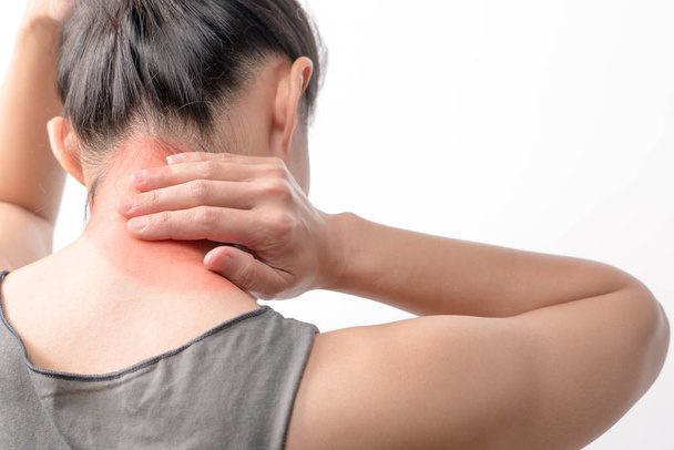 closeup γυναίκες λαιμό και τον ώμο τον πόνο/τραυματισμό με κόκκινες ανταύγειες στην περιοχή του πόνου με λευκό φόντο, περίθαλψη και ιατρική αντίληψη - Φωτογραφία, εικόνα