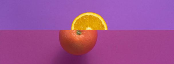 Banner de oranje is plat leggen van tropisch Fruit achtergrond Ultraviolet Object nuttig natuurlijke organische levensmiddelen minimalisme bovenste weergave - Foto, afbeelding