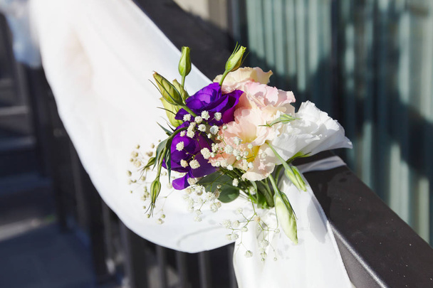 Proces dekoracji florystycznych wesele wolnym powietrzu - Zdjęcie, obraz