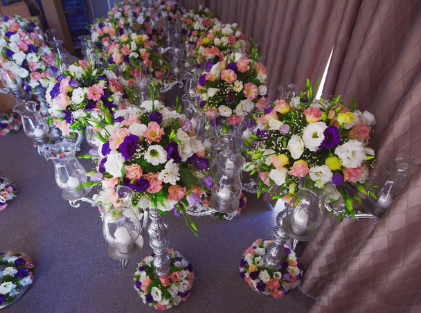 オープンエアの結婚披露宴の花装飾プロセス - 写真・画像