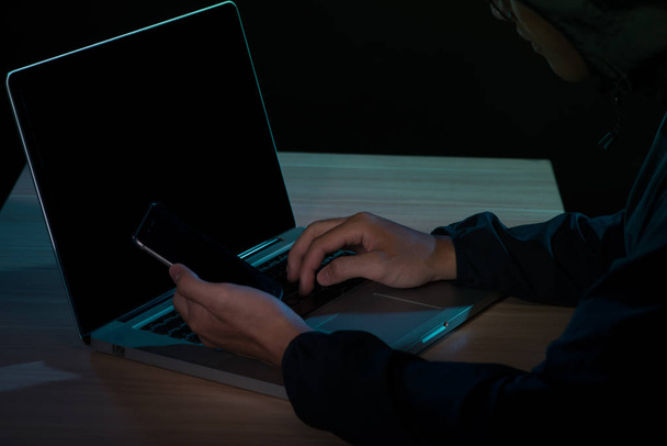 Hackeador de delitos cibernéticos con capucha utilizando la piratería de Internet del teléfono móvil en el ciberespacio
, - Foto, Imagen