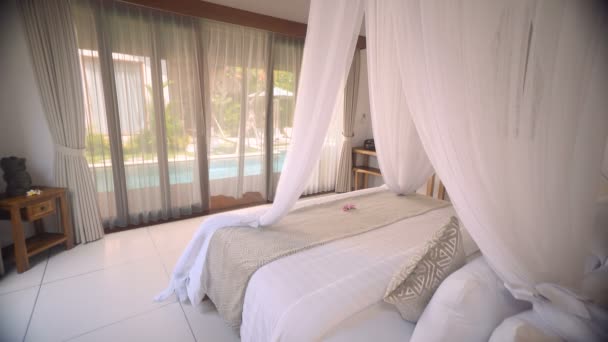 Белая кровать с балдахином в номере с видом на бассейн
 - Кадры, видео
