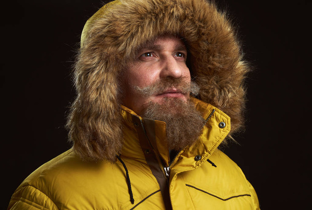 serious bearded man wearing winter clothes - Foto, afbeelding