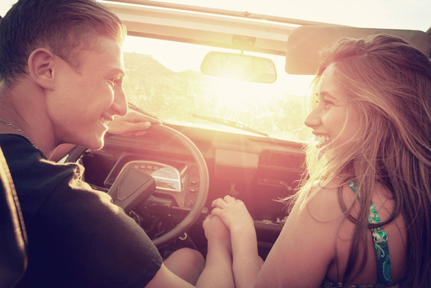 gelukkige paar in een auto - Foto, afbeelding