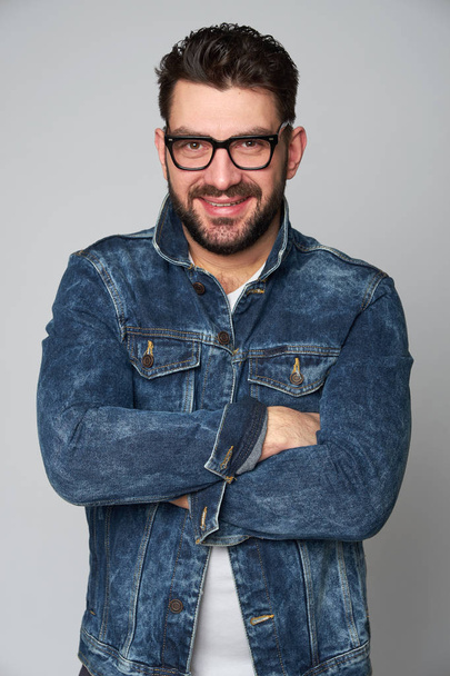 örömmel mosolygó szakállas férfi szemüveg, öltözött félvállról. ISO - Fotó, kép