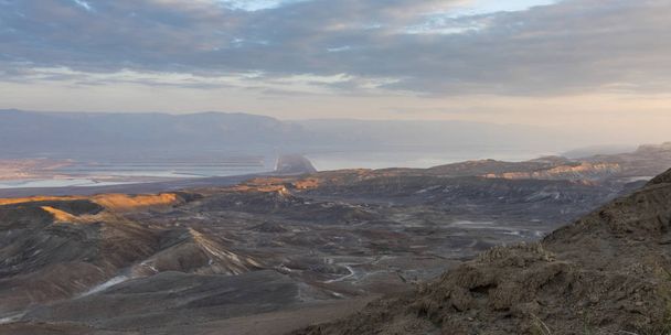 死海地域、イスラエル共和国、砂漠、マサダ要塞、ユダヤ砂漠の眺め - 写真・画像
