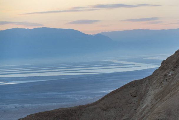 Wasser, das durch eine Wüste fließt, masada, judäische Wüste, Region des Toten Meeres, israel - Foto, Bild