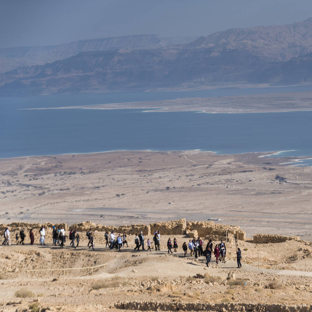 Turistas caminando en fuerte abandonado, Masada, Desierto de Judea, Región del Mar Muerto, Israel
 - Foto, Imagen