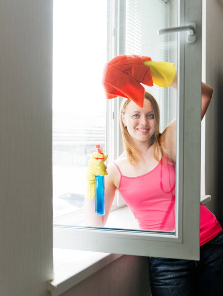 щаслива молода жінка домогосподарка миє індо
 - Фото, зображення