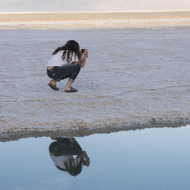 Adolescente fotografiando en la playa, Mar Muerto, Israel - Foto, imagen