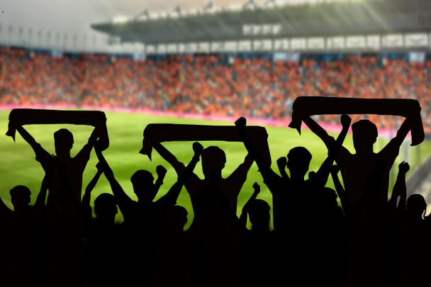 silhuetas de fãs de futebol em um jogo e espectadores no futebol
 - Foto, Imagem