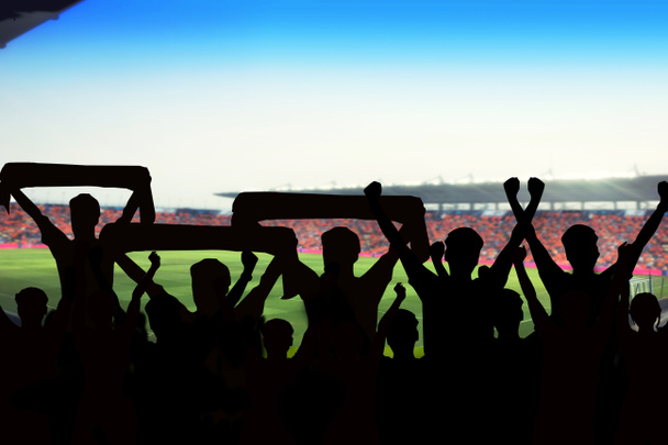 Futbolda bir maç ve seyirci futbol taraftar siluetleri - Fotoğraf, Görsel