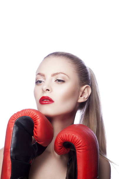 Modelo de moda com maquiagem de lábios vermelhos e luvas de boxe
 - Foto, Imagem