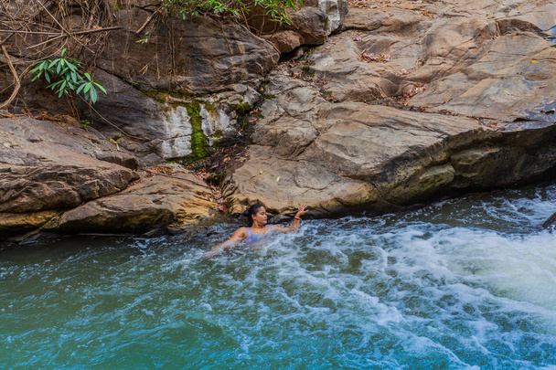 ドイステープ プイ国立公園、チェンマイ、タイでメイ Sa の滝で泳ぐ女性 - 写真・画像