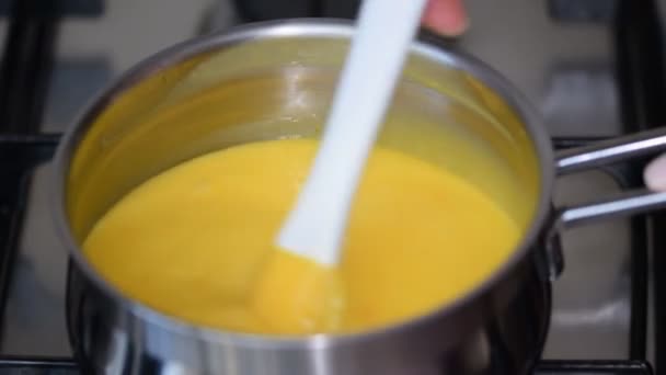 Φρεσκομαγειρεμένα λεμόνι Κούρδος - κρέμα για τους χυμούς φρούτων, σε μια κατσαρόλα χτυπημένη με σύρμα - Πλάνα, βίντεο