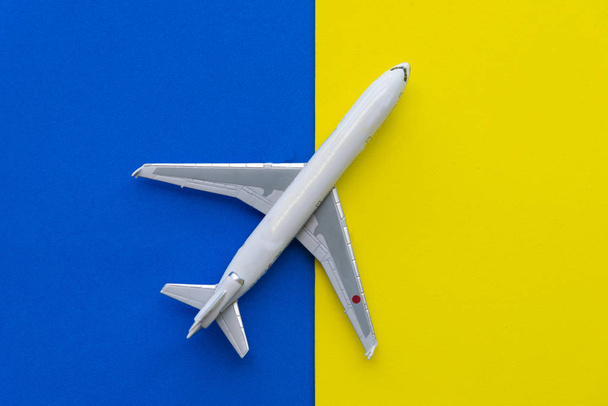 Tema de viaje en miniatura del avión. fondo amarillo con espacio de copia
 - Foto, Imagen