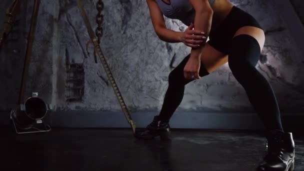 Brutale ragazza sportiva fa gli squat su una gamba con le rapide. Allenamento gambe e coscia primo piano. L'allenamento di fitness. Il concetto di un allenamento potente
 - Filmati, video