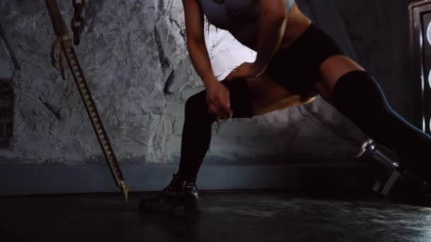 Brutale ragazza sportiva fa gli squat su una gamba con le rapide. Allenamento gambe e cosce primo piano
 - Filmati, video