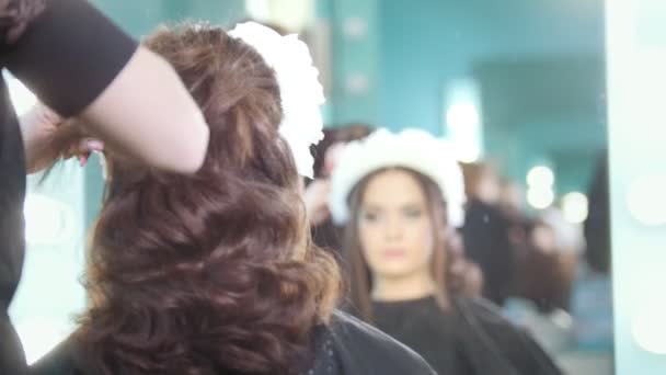 Friseur macht lockiges Haar für schönes Modell - Filmmaterial, Video